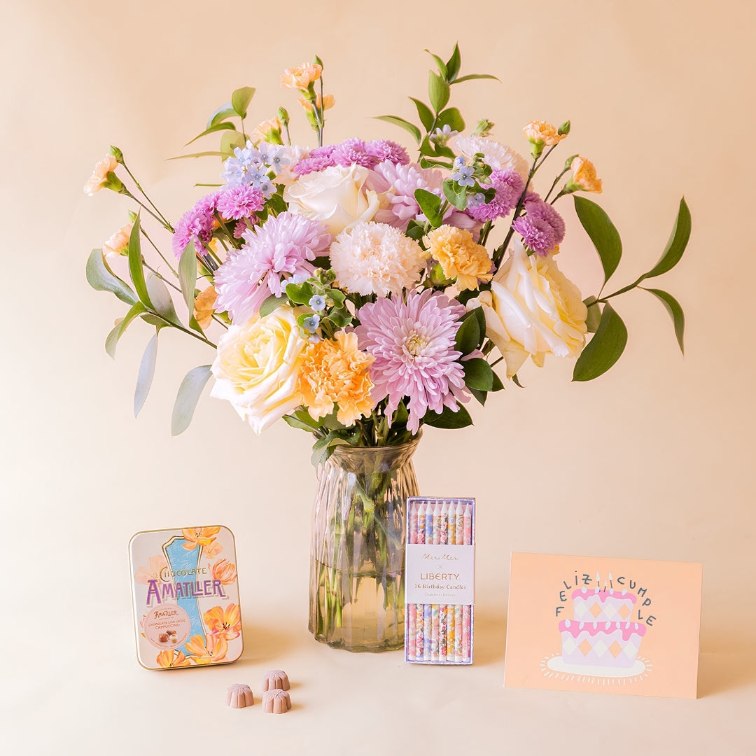 Ramo de Flores Pastel com Velas, Bombons e Cartão