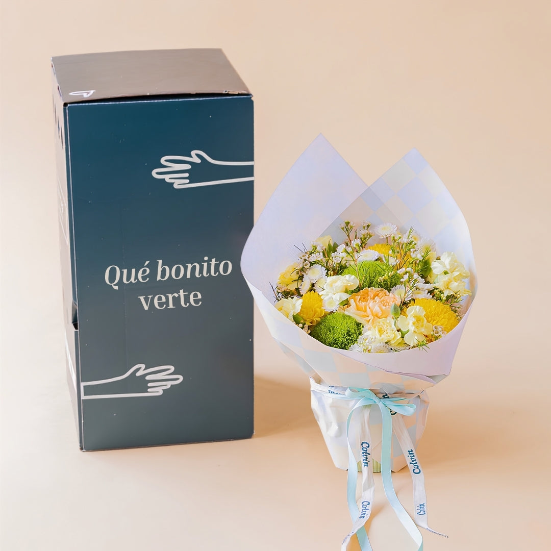 El Chiringuito - Arreglo floral colorido envuelto en un papel de cuadros crema y menta con packaging de envío Colvin.