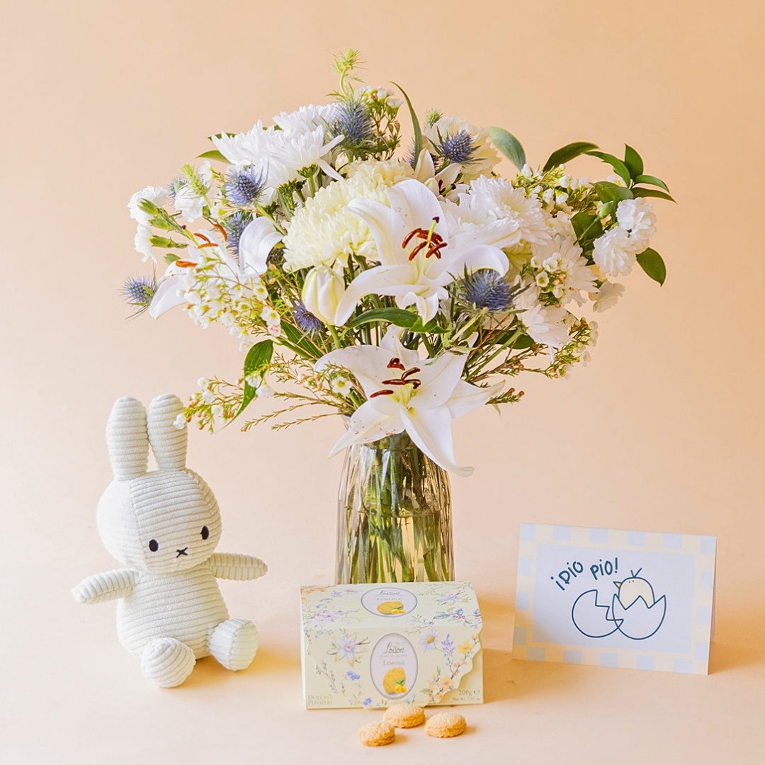 Ramo de Flores Brancas com Peluche, Biscoitos e Cartão