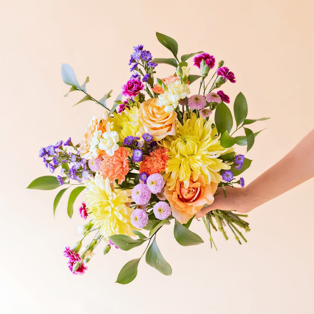 Ramo de flores coloridas con galletas y tarjeta