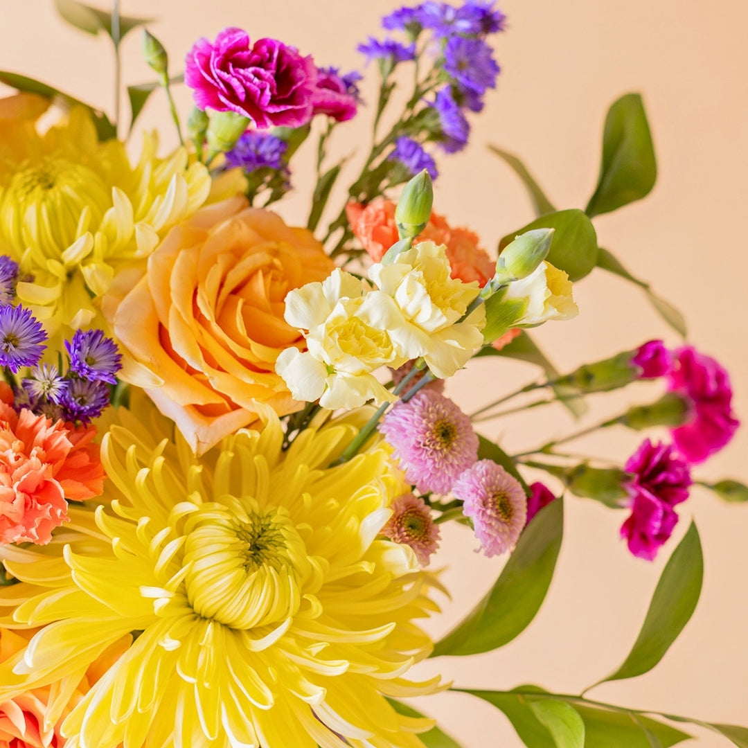Ramo de flores coloridas con galletas y tarjeta