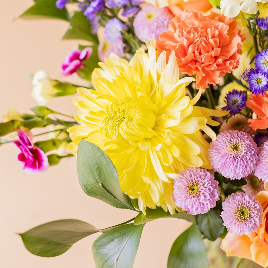 Ramo de flores coloridas con galletas y tarjeta