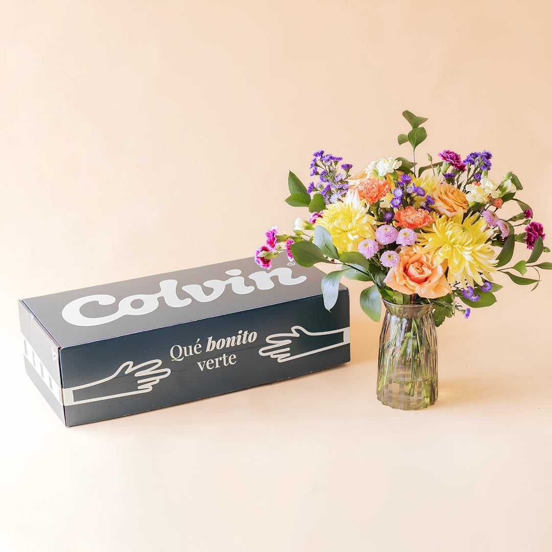 Ramo de flores coloridas con galletas y tarjeta
