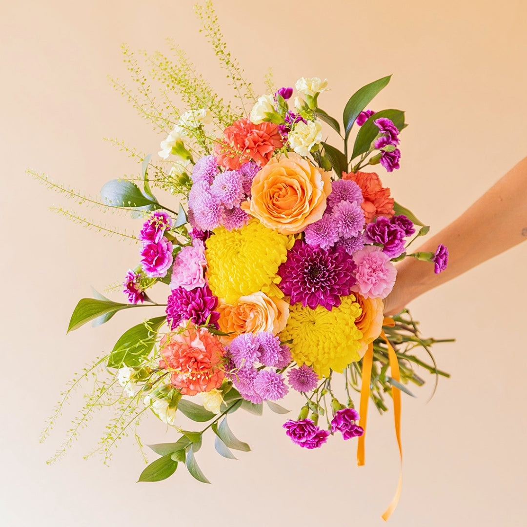 Ramo de flores colorido de cumpleaños con rosas y crisantemos amarillos de Colvin