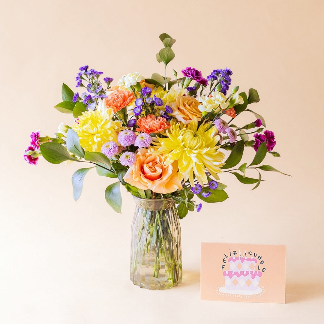 Ramo de Flores Coloridas com Jarra e Cartão