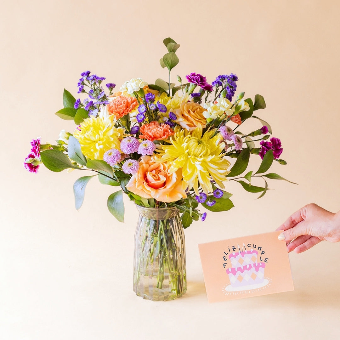 Ramo de flores coloridas con jarrón y tarjeta
