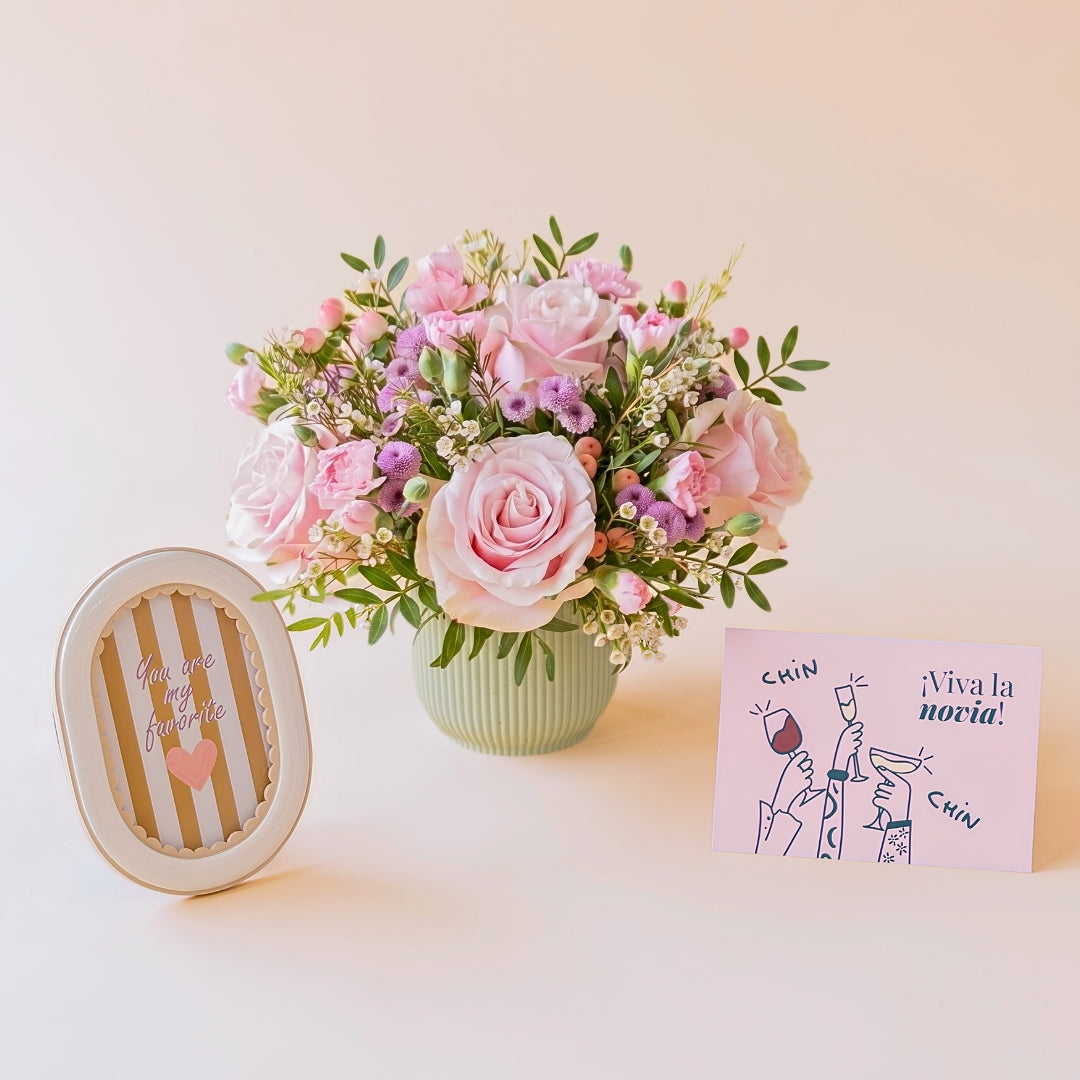 Arreglo de rosas con marco de fotos y tarjeta