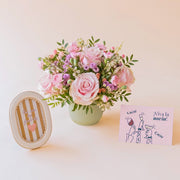Arreglo de rosas con marco de fotos y tarjeta