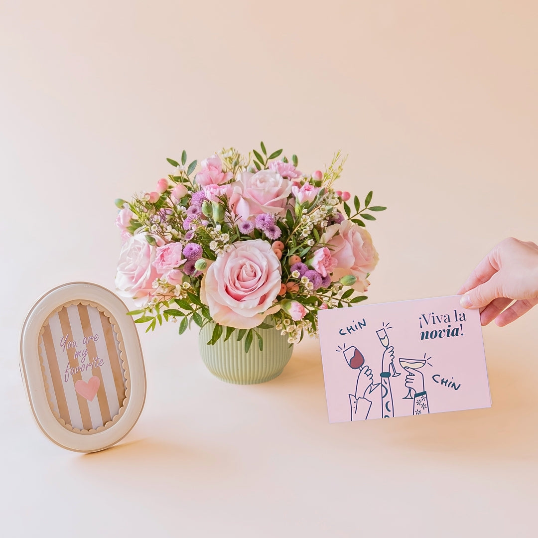 Arreglo de rosas con marco de fotos y tarjeta