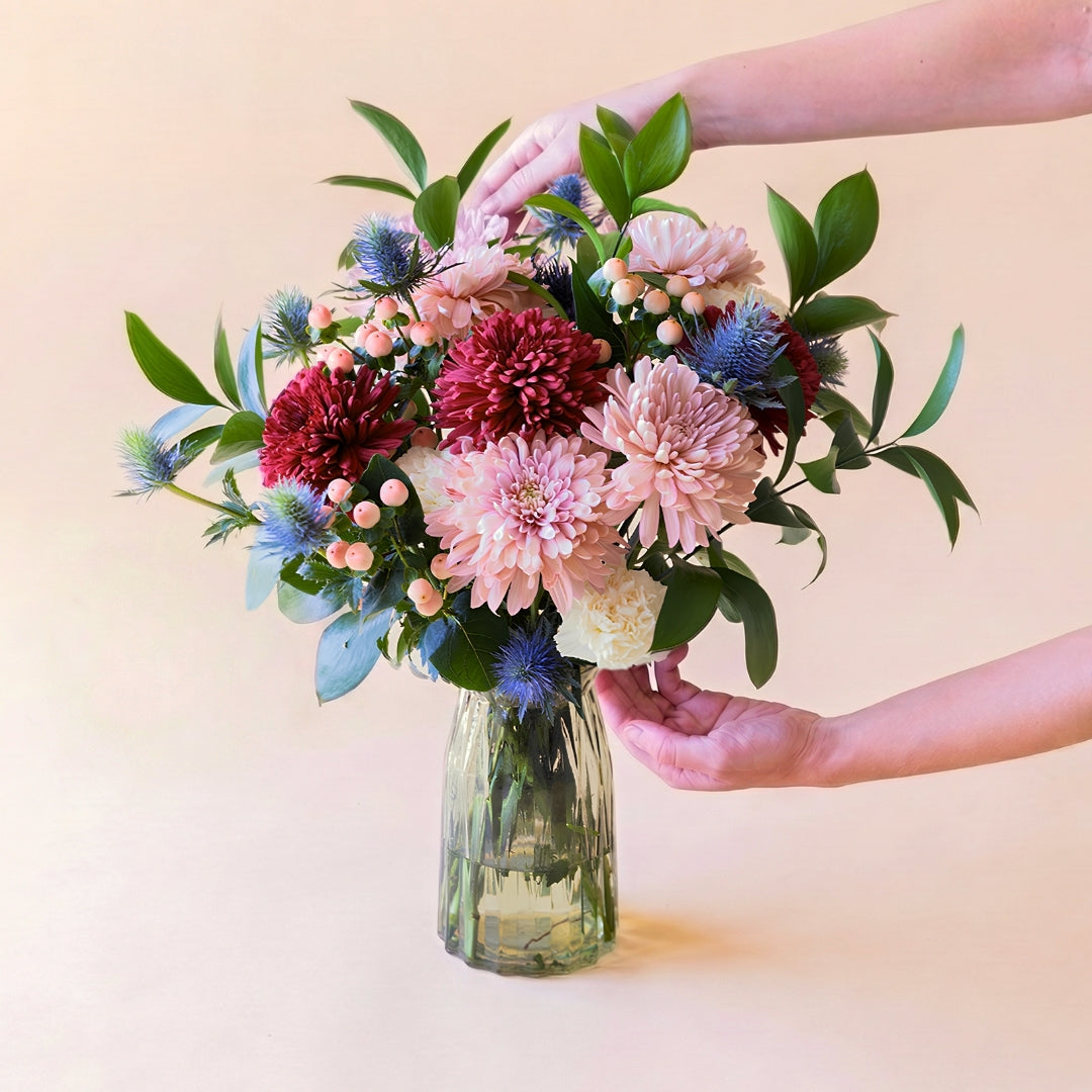 Ramo de flores azules con jarrón y tarjeta