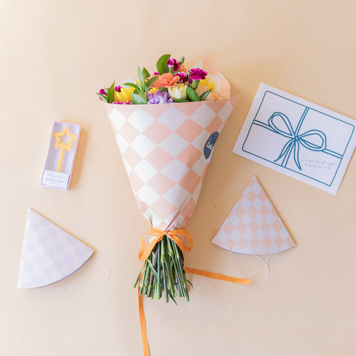 Ramo de flores de cumpleaños con kit de celebración presentado en packaging de Colvin