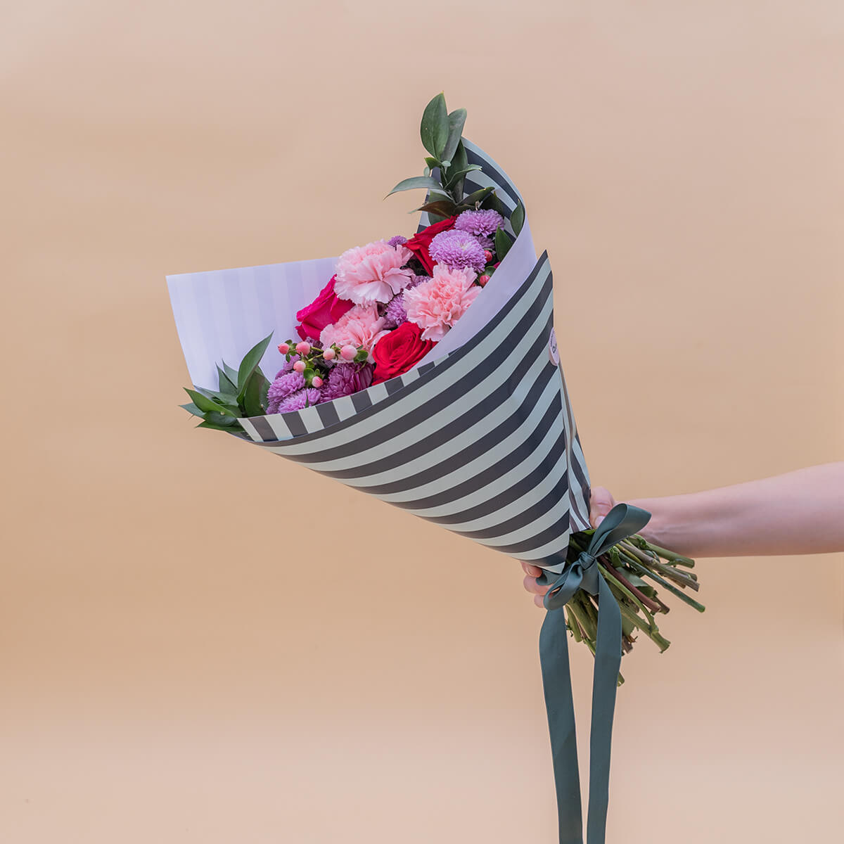 O Feitiço - Ramo de flores vermelhas e roxas