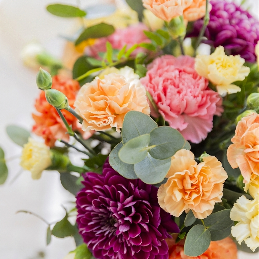 O Faísca - Arranjo com flores amarelas e laranjas