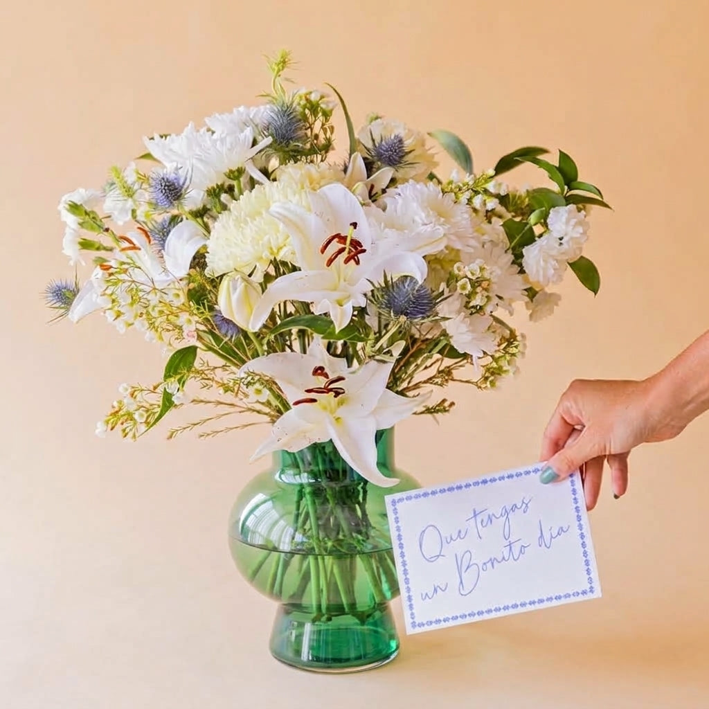 Ramo de flores brancas com jarra e cartão