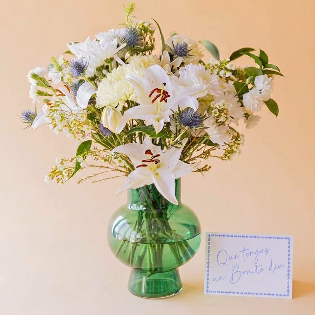 Ramo de flores blancas con jarrón y tarjeta