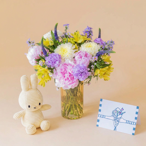 Ramo de Peónias com Peluche Amarelo e Cartão