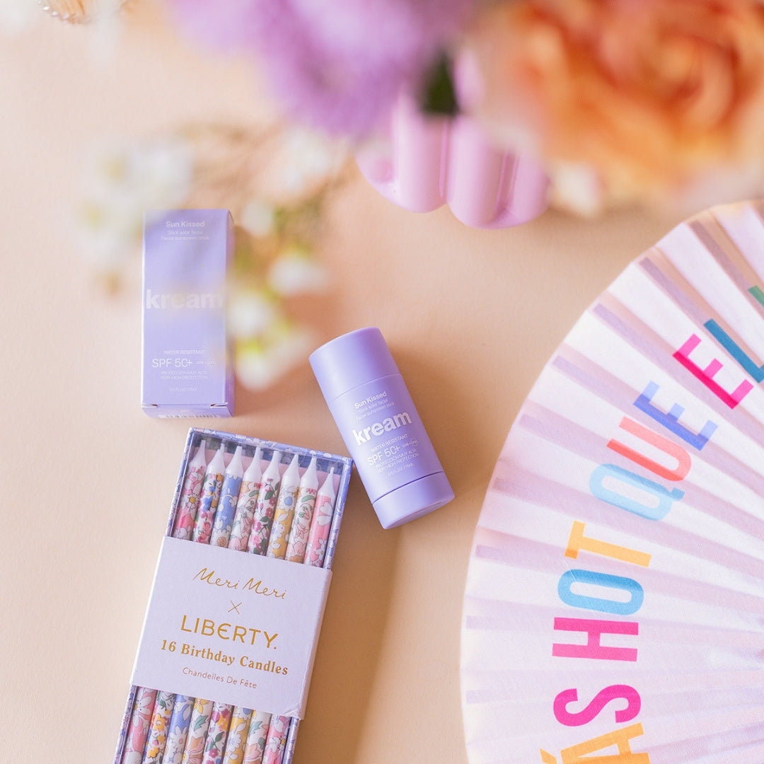Ramo de flores de verano con abanico Fisura, velas Liberty y protector solar Kream