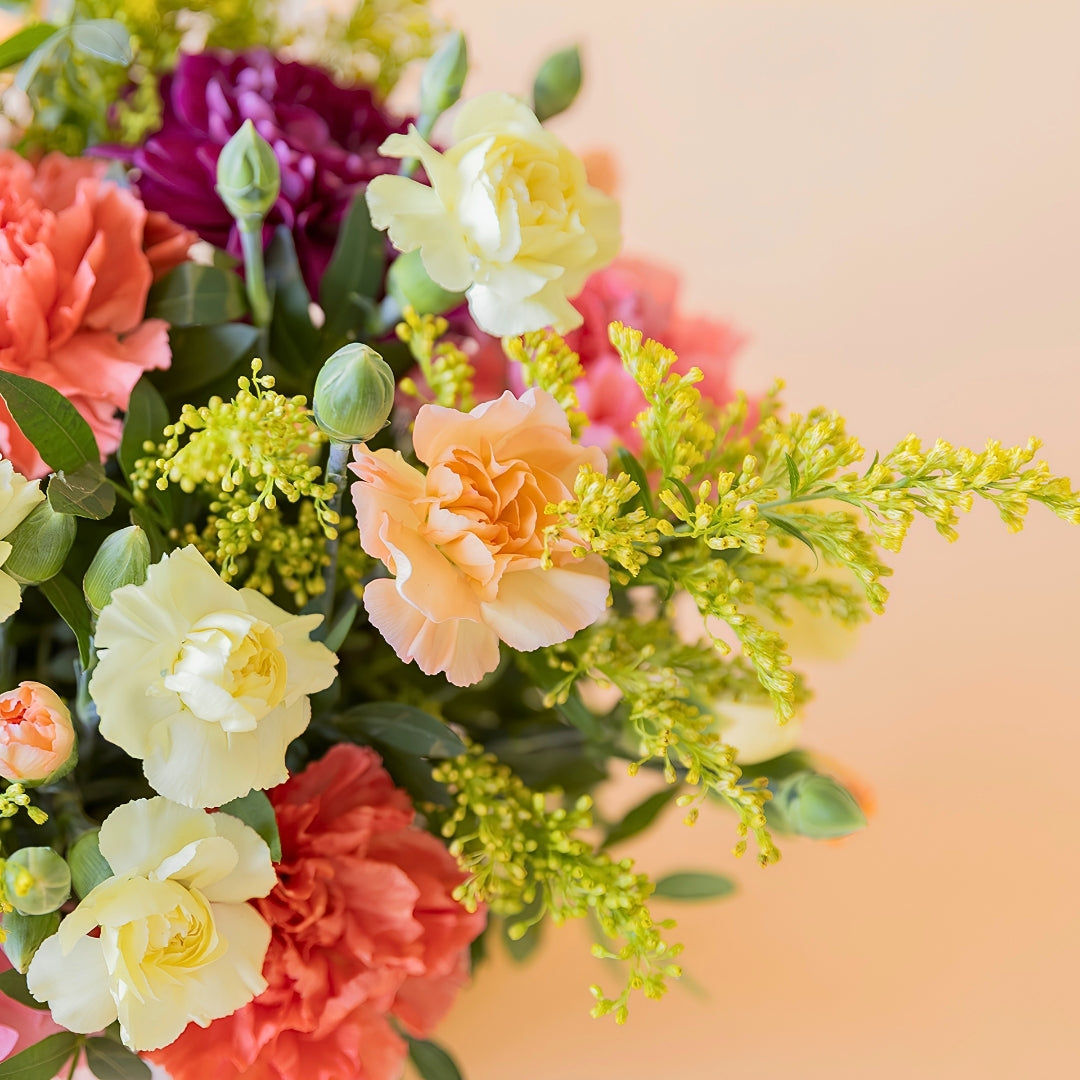 O Faísca - Arranjo com flores amarelas e laranjas