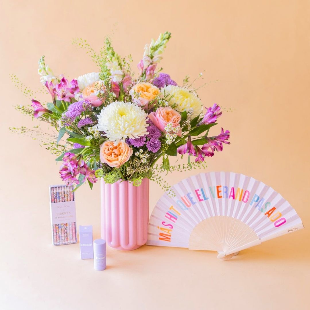 Ramo de flores de verano con abanico Fisura, velas Liberty y protector solar Kream