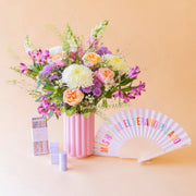 Ramo de flores de verano con abanico Fisura, velas Liberty y protector solar Kream