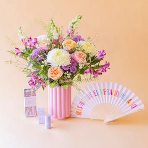 Ramo de flores de verano con abanico Fisura, velas Liberty y protector solar Kream