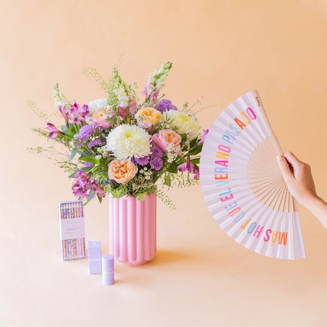 Ramo de flores de verano con abanico Fisura, velas Liberty y protector solar Kream