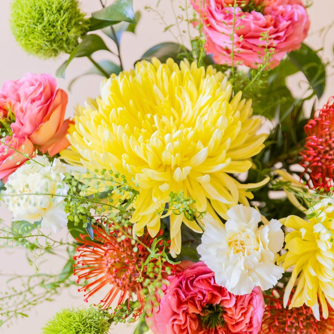 Detalle del ramo de flores Verbena de Colvin con rosas de jardín, crisantemos amarillos y nutans.