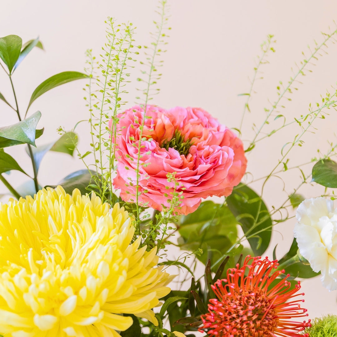 Detalle del ramo de flores Verbena de Colvin con rosas de jardín, crisantemos amarillos y nutans.