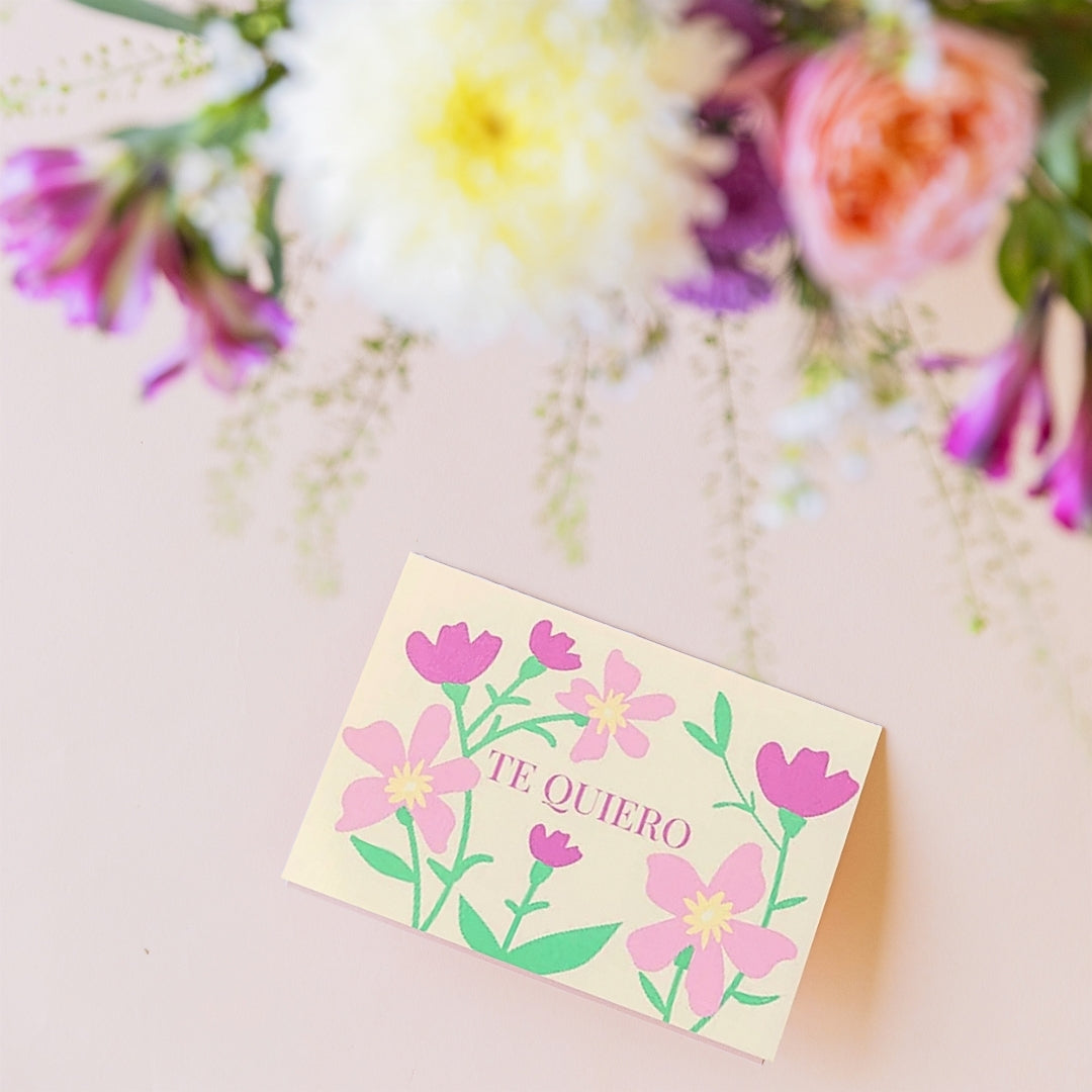Detalle tarjeta Te quiero con flores de Colvin y ramo de verano.
