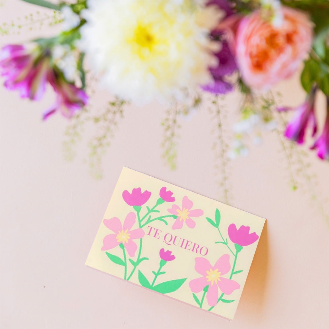 Detalle tarjeta Te quiero con flores de Colvin y ramo de verano.