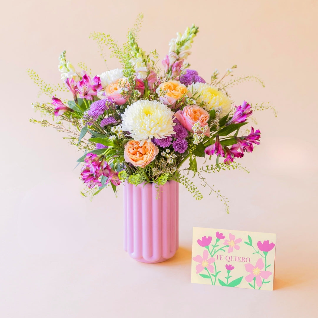 La Costa - Ramo de flores de verano en jarrón rosa con tarjeta Te Quiero de Colvin
