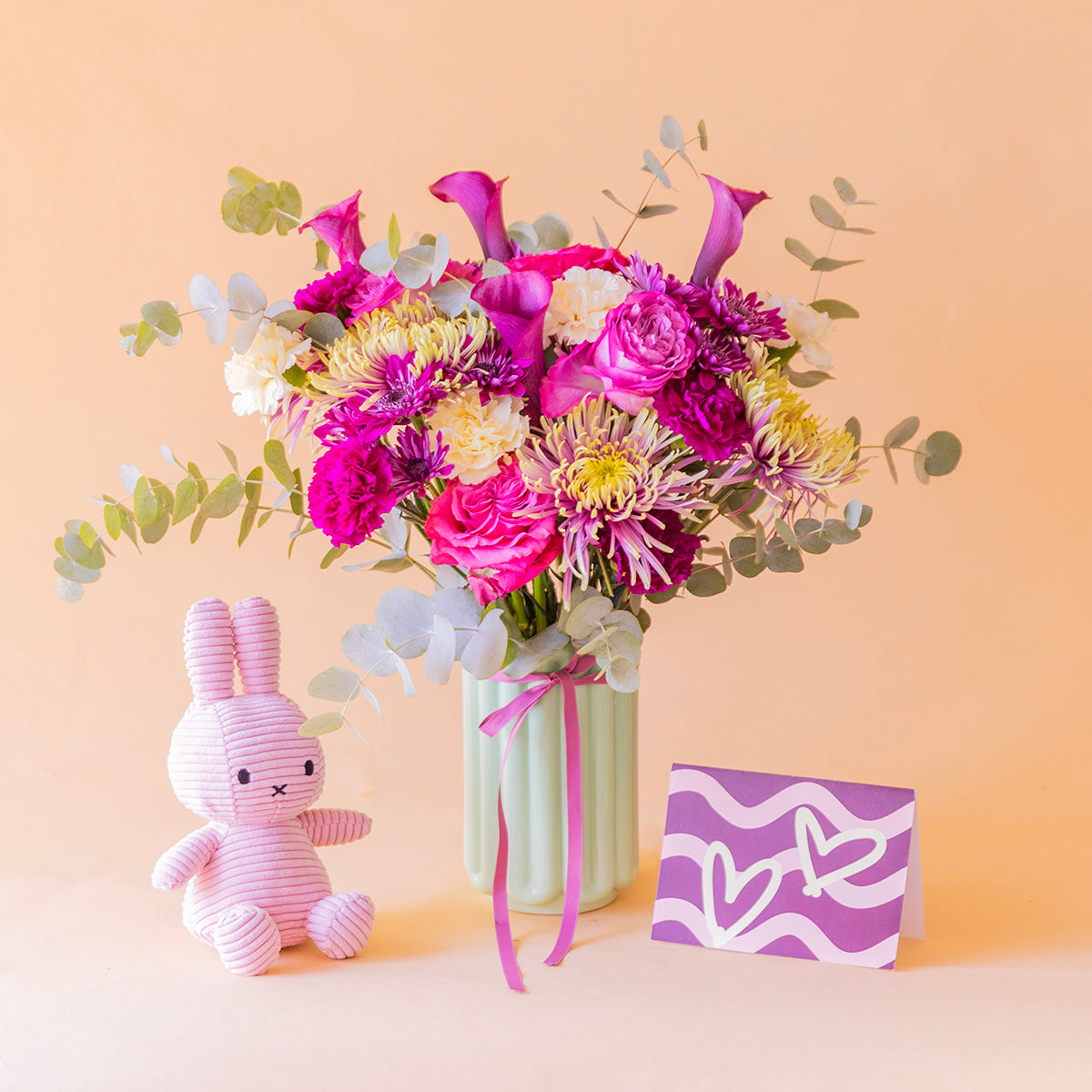 Ramo Euforia de calas moradas con peluche Miffy rosa y tarjeta Corazones — Colvin