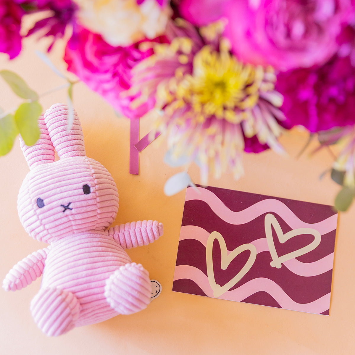 Detalle peluche miffy rosa y tarjeta corazones - Colvin