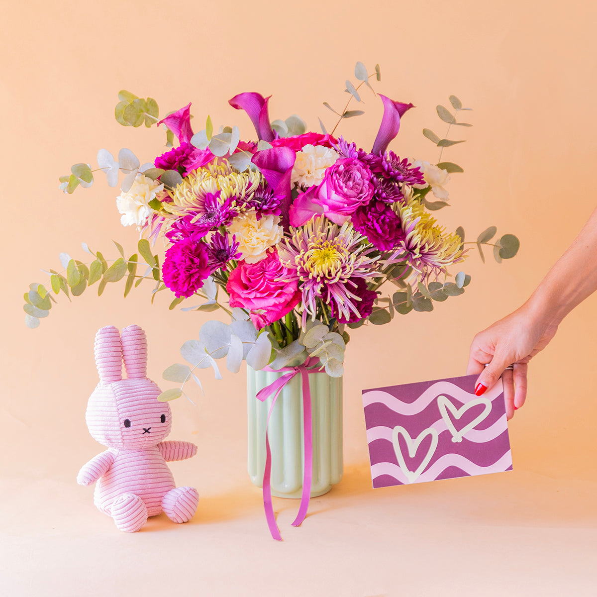 Ramo Euforia de calas moradas con peluche Miffy rosa y tarjeta Corazones — Colvin