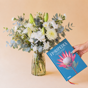 Ramo de Flores Brancas com Livro Floripedia e Cartão