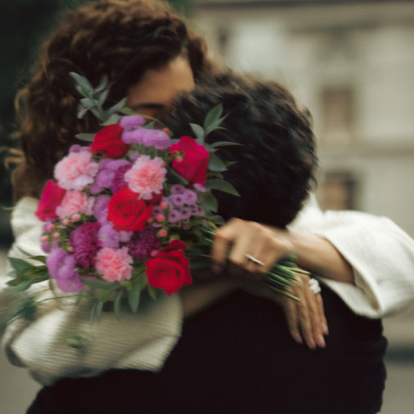 Love is in the air – Ramo de flores con chocolate y bloc de notas