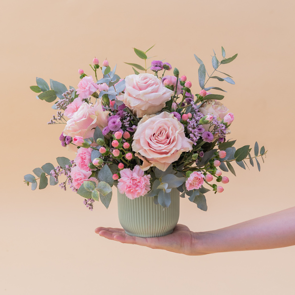 Arreglo de Rosas con Envoltorio, Bombones y Tarjeta