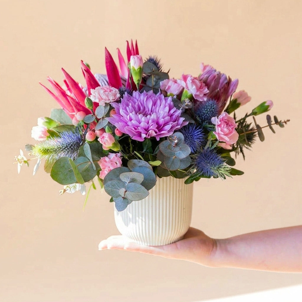 El Capricho - Arreglo con Proteas y Crisantemos