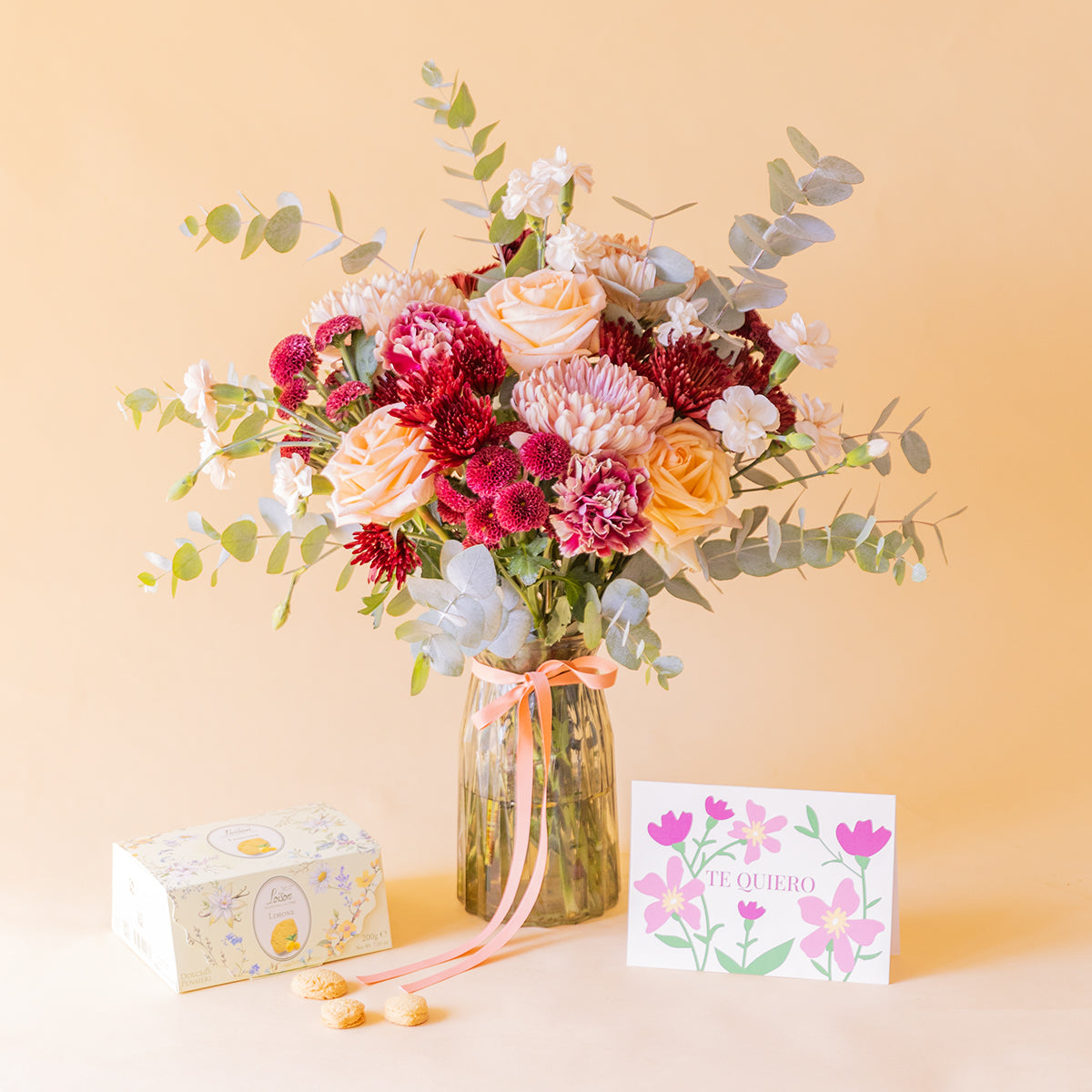 Ramo de flores granates y naranjas con galletas y tarjeta