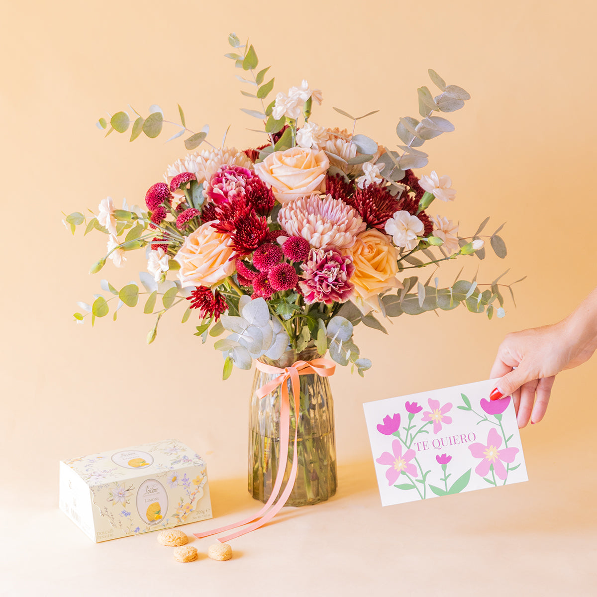 Ramo de flores granates y naranjas con galletas y tarjeta
