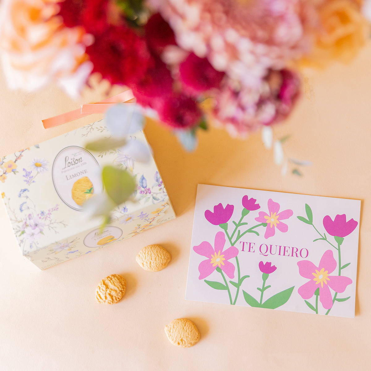 Ramo de flores granates y naranjas con galletas y tarjeta