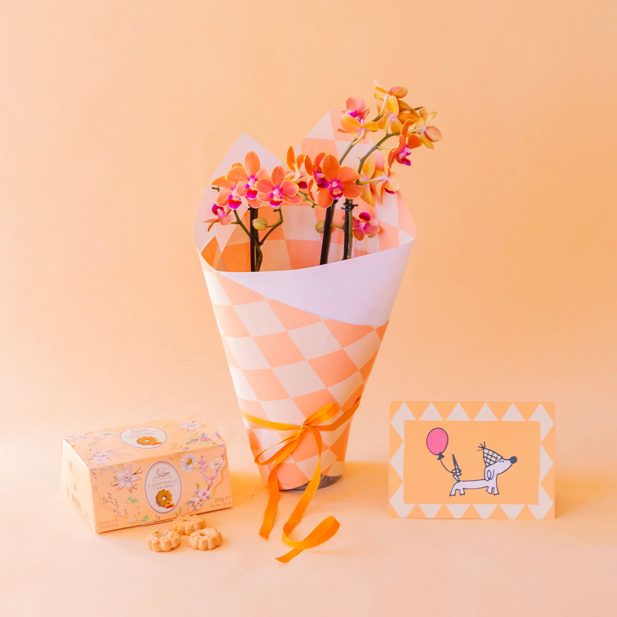 Orquídea naranja cumple con envoltorio, galletas y tarjeta