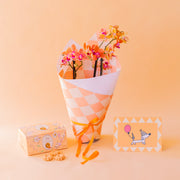 Orquídea naranja cumple con envoltorio, galletas y tarjeta