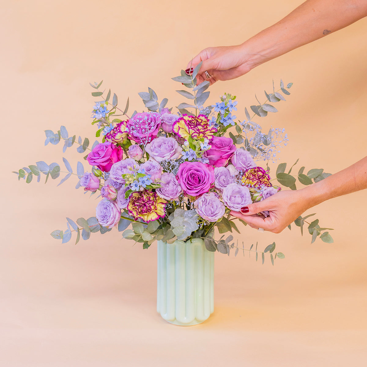 Ramo de rosas lavanda con jarrón y tarjeta