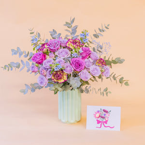 Ramo de rosas lavanda con jarrón y tarjeta