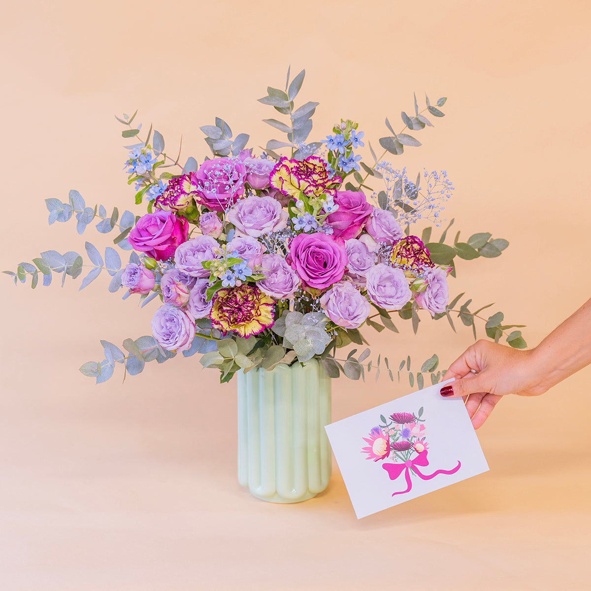 Ramo de rosas lavanda con jarrón y tarjeta