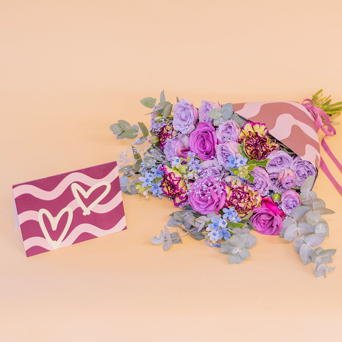 Ramo de rosas lavanda com embrulho e cartão
