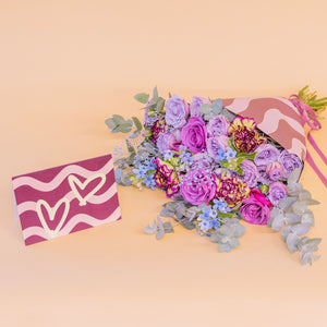 Ramo de rosas lavanda com embrulho e cartão