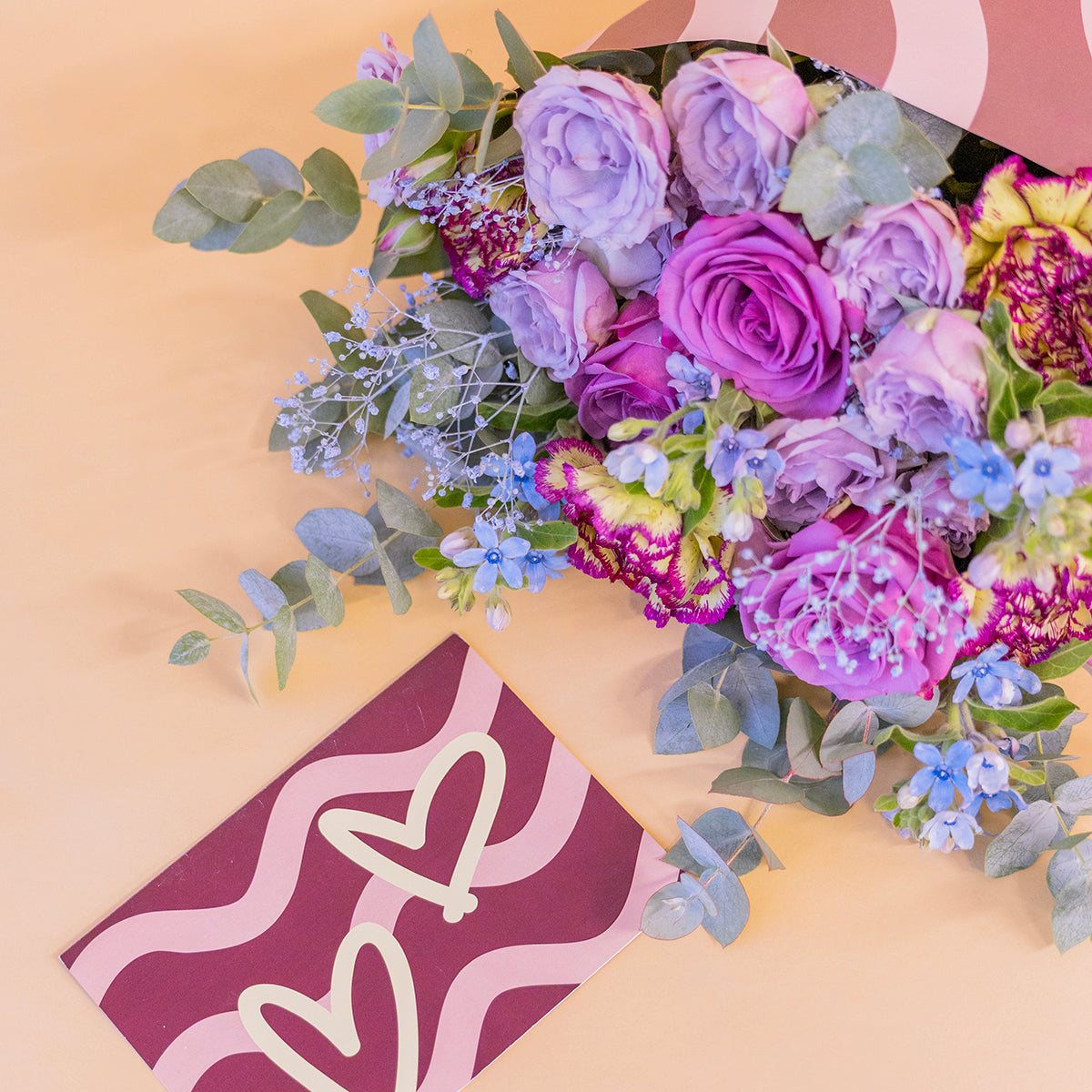Ramo de rosas lavanda com embrulho e cartão