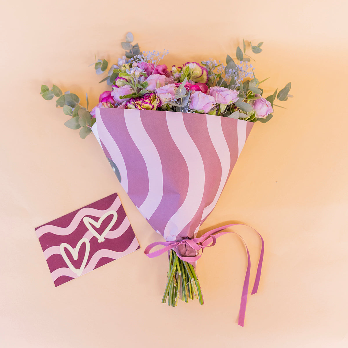 Ramo de rosas lavanda com embrulho e cartão